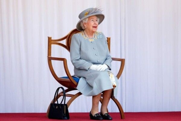 شاهد .. ما هي أسرار الحقيبة اليدوية للملكة إليزابيث الثانية؟