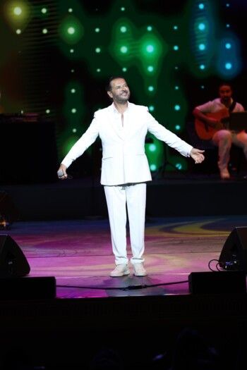 شاهد .. راغب علامة يتألّق في دار الأوبرا السلطانية ويُكرَّم على مسيرته الفنية