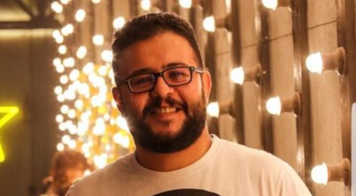 شاهد .. وفاة والد المؤلف إياد صالح