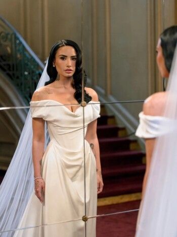 شاهد .. ديمي لوفاتو تدخل القفص الذهبي.. وهذه القصة وراء فستان زفافها