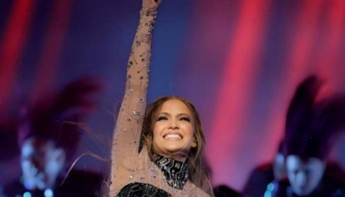 النجمة العالمية جينيفر لوبيز تُشعل مسرح AMAs بعرض جريء يتصدّر التفاعل