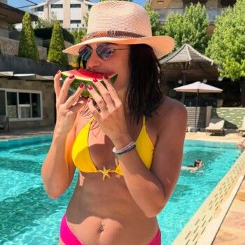 شاهد .. ريتا حايك تستمتع بأوقات صيفية رائعة بملابس السباحة