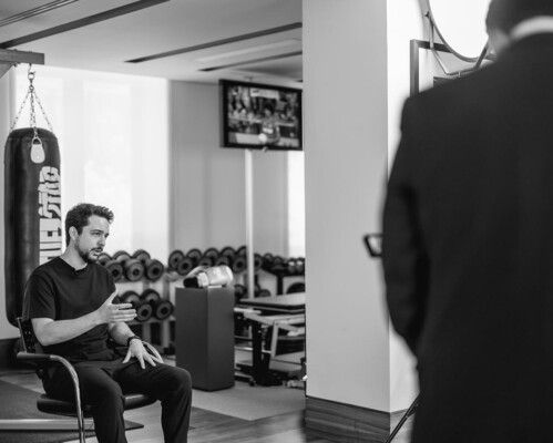 شاهد .. وثائقي يكشف جانب جديد من حياة الأمير الحسين