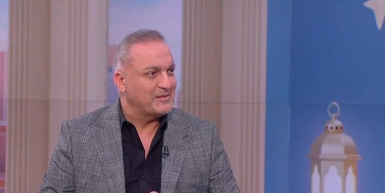 شاهد .. إبنة طوني كيوان تشاركه الغناء على المسرح بحفل تخرجها