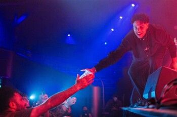 شاهد .. زياد ظاظا يتألق في أولى حفلاته في هولندا