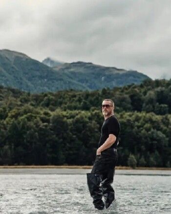 شاهد .. "بوتين" اعتبره البعض نسائي .. براد بيت ليس أول من أطل به