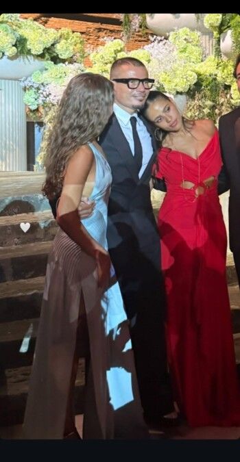 شاهد .. عمرو دياب يشارك لحظة جميلة من الحب مع إبنتيه كنزي وجنا في إحدى الأعراس العائلية