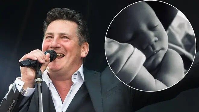 شاهد .. توني هادلي يصبح جدًا لأول مرة بعمر 64 عامًا