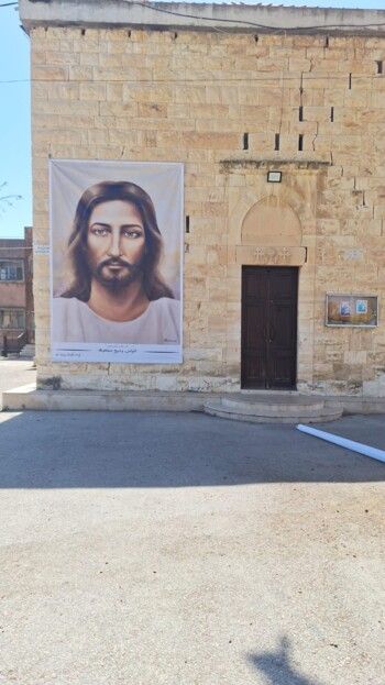 شاهد .. غسان محفوظ يخلّد ذكرى والده بعمل فني يستلهم قيامة المسيح