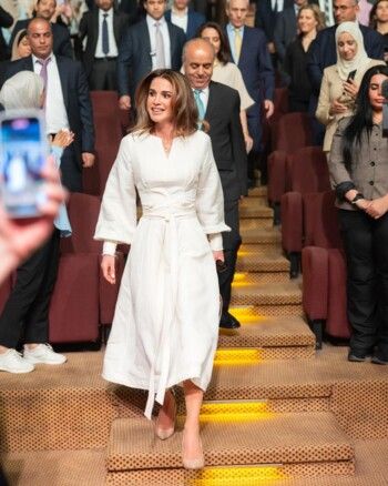 شاهد .. إطلالات الملكة رانيا.. مزيج مميز بين الموضة الغربية والهوية العربية