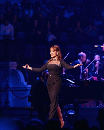 شاهد .. كارول سماحة أول فنانة عربية تتألق على مسرح أمستردام العريق بحفلين كاملي العدد