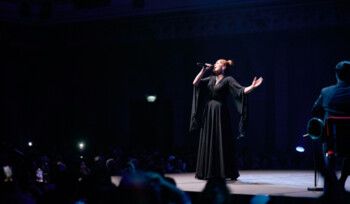 شاهد .. كارول سماحة أول فنانة عربية تتألق على مسرح أمستردام العريق بحفلين كاملي العدد