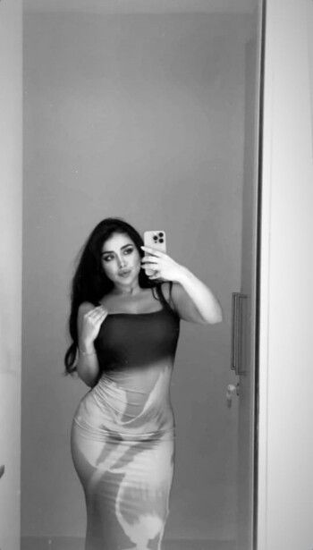 شاهد .. هيا مرعشلي تضج جمالاً وأنوثة بفستان بغاية الرقي والروعة