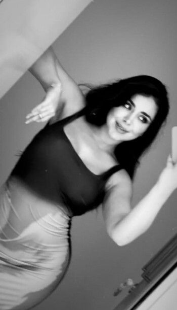 شاهد .. هيا مرعشلي تضج جمالاً وأنوثة بفستان بغاية الرقي والروعة