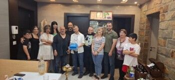 شاهد .. فادي الحاج يفاجئ جان فريسكور في عيده بحضور هلا المر وطوني البايع وحسن نشار والأصدقاء