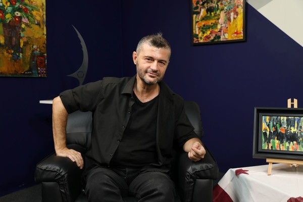 شاهد .. فادي الحاج يفاجئ جان فريسكور في عيده بحضور هلا المر وطوني البايع وحسن نشار والأصدقاء