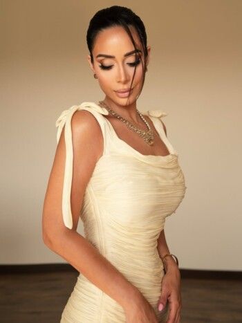 شاهد .. بسنت شوقي تضج أنوثة وجمال ورشاقة بفستانها الخيالي