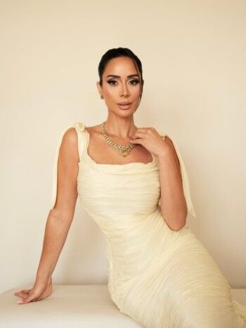 شاهد .. بسنت شوقي تضج أنوثة وجمال ورشاقة بفستانها الخيالي