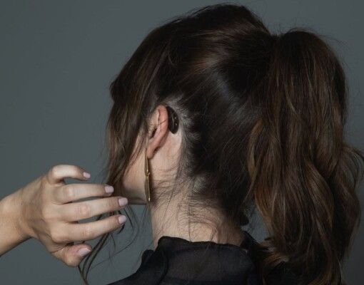 شاهد .. ممثلة لبنانية تروي تفاصيل معركتها الصامتة مع فقدان السمع