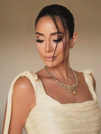 شاهد .. بسنت شوقي تضج أنوثة وجمال ورشاقة بفستانها الخيالي