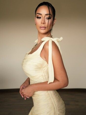 شاهد .. بسنت شوقي تضج أنوثة وجمال ورشاقة بفستانها الخيالي