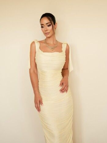 شاهد .. بسنت شوقي تضج أنوثة وجمال ورشاقة بفستانها الخيالي