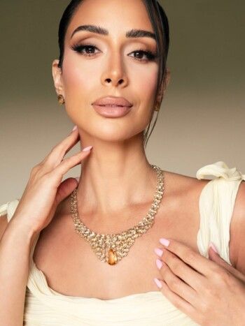 شاهد .. بسنت شوقي تضج أنوثة وجمال ورشاقة بفستانها الخيالي