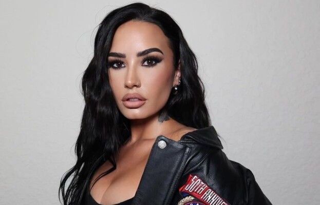 شاهد .. بأناقة عالية..ديمي لوفاتو تخطف الانظار بفستانها الأبيض الجميل