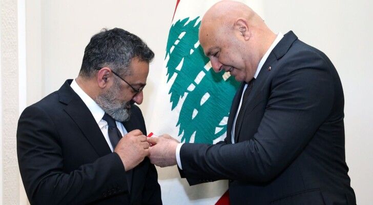 شاهد .. الرئيس اللبناني جوزيف عون يمنح جورج خباز وسام الاستحقاق اللبناني الفضي