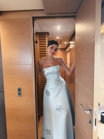 شاهد .. هاندا أرتشيل تتألق بإطلالة بالأزرق الباستيلي وسط أجواء البحر