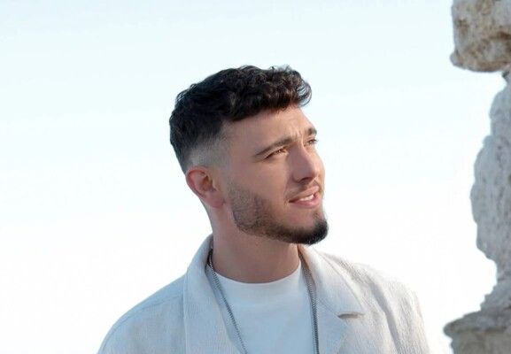 شاهد .. أخبار الحب تطارده من جديد.. فيديو لشابة مع الشامي في السيارة يتصدر المشهد