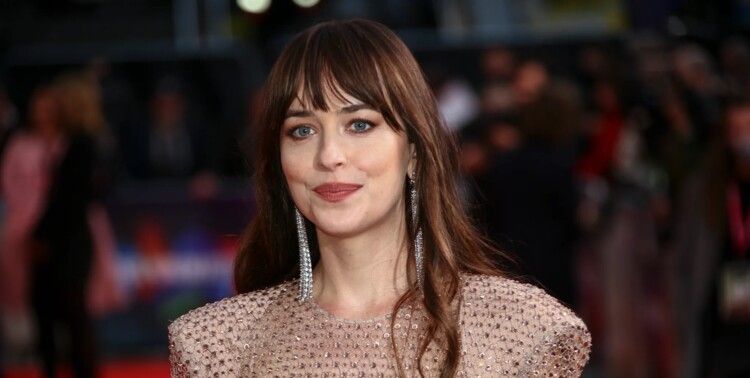 شاهد .. إطلالة داكوتا جونسون الجريئة للغاية وضعتها بموقف محرج