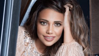 شاهد .. إصابة فنانة بجلطة بعد إنجاب مولودها الأول