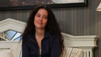 شاهد .. لدغة قرادة تنقل ممثلة تركية شهيرة إلى المستشفى