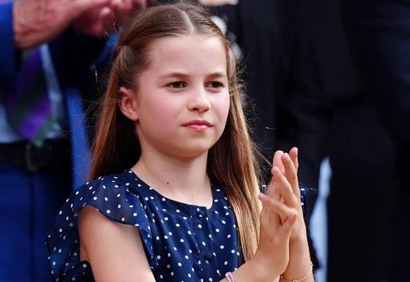 شاهد .. الأميرة شارلوت تخضع لقواعد اللباس وهذا اللون هو المفضل