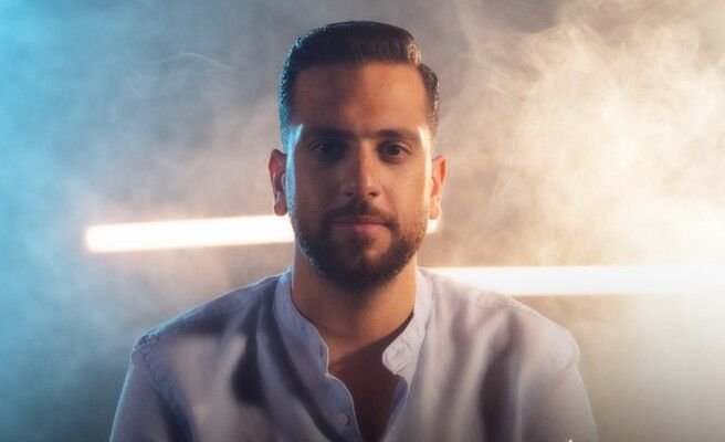 شاهد .. جو عازار يُعيد الفولكلور اللبناني إلى الساحة بأغنية "حليناها"