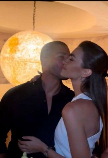 شاهد .. سيليو صعب بلقطة رومانسية مع خطيبته الاردنية