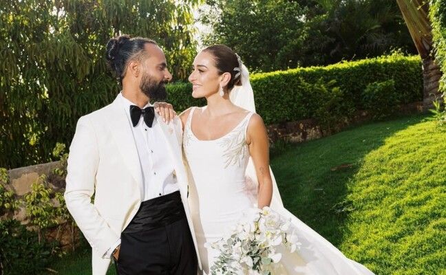 شاهد .. رقصة مؤثرة بين أمينة خليل ووالدها في حفل زفافها الثاني في اليونان