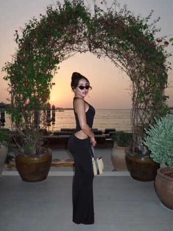 شاهد .. هيا مرعشلي تبرز جمالها و رشاقتها بفستان اسود شيك