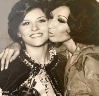 شاهد .. صورة نادرة تجمع أول عارضة أزياء لبنانية مع جورجينا رزق