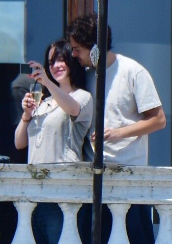 شاهد .. أخيراً.. قصة حب بيلي إيليش ونات وولف إلى العلن