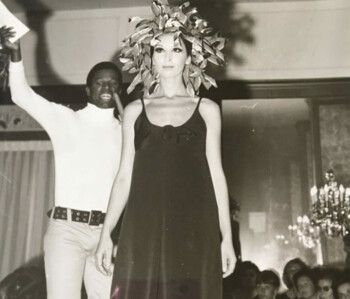 شاهد .. صورة نادرة تجمع أول عارضة أزياء لبنانية مع جورجينا رزق