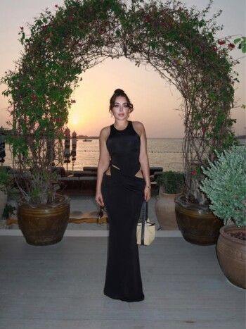 شاهد .. هيا مرعشلي تبرز جمالها و رشاقتها بفستان اسود شيك