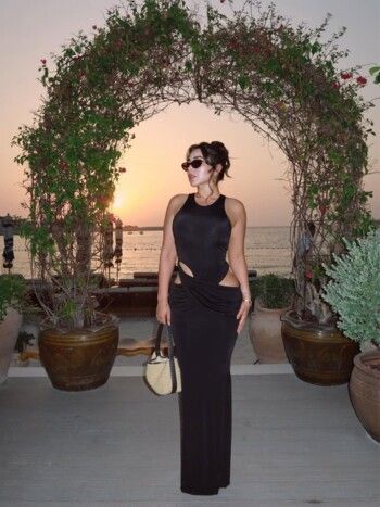 شاهد .. هيا مرعشلي تبرز جمالها و رشاقتها بفستان اسود شيك