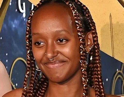 شاهد .. ما قصة الخاتم الماسي في يد زاهارا إبنة أنجلينا جولي؟