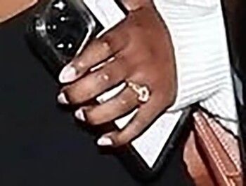 شاهد .. ما قصة الخاتم الماسي في يد زاهارا إبنة أنجلينا جولي؟