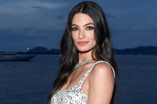 شاهد .. تفاصيل وسعر فستان تارا عماد اللافت في زفاف أمينة خليل