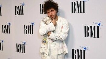 شاهد .. تصريحات غير متوقعة من فنان مرتبط بإحدى أشهر نجمات العالم