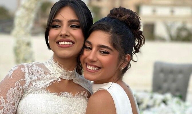 شاهد .. مايان السيد تبكي متأثرة في حفل زفاف شقيقتها