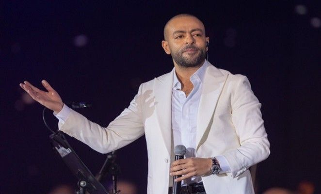 شاهد .. تامر عاشور يطل على جمهوره بالعكاز في ظهوره الأول بعد تعرضه لوعكة صحية